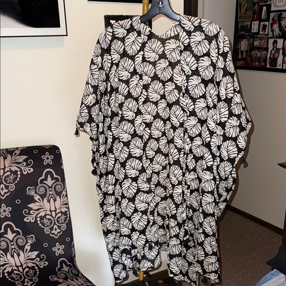 Other - Black and White Leaf Patterned Kimono